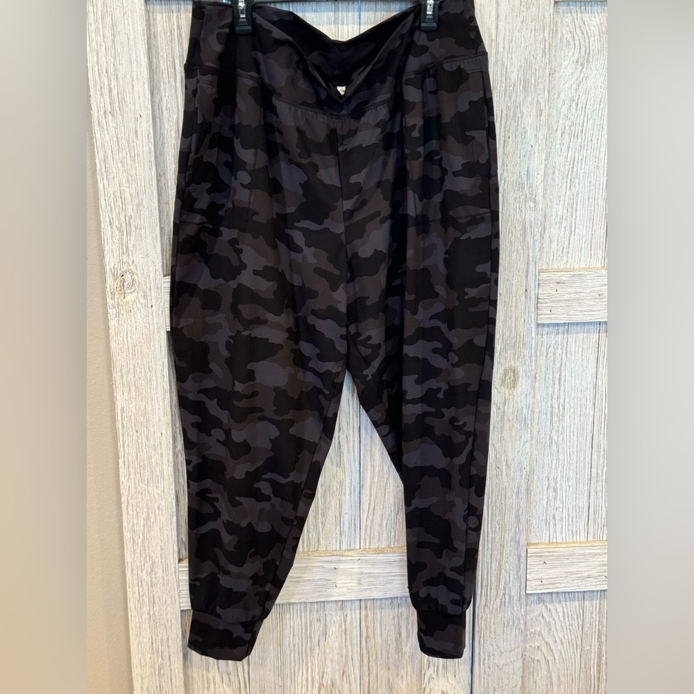 Ideology joggers sz 3X gray/black camo.